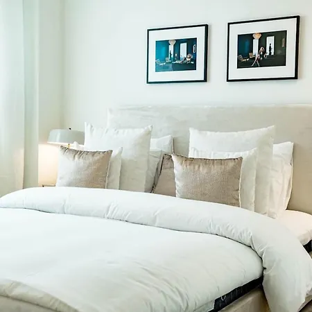 Inf4.5p- Modern 3 Bed Next To *