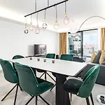 Inf4.5p- Modern 3 Bed Next To Apartment