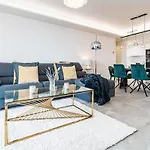 Apartment Inf4.5p- Modern 3 Bed Next To