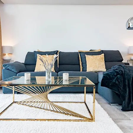 Apartment Inf45p- Modern 3 Bed Next To *