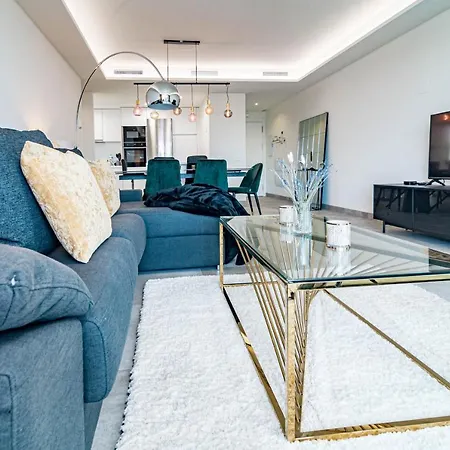 Inf45p- Modern 3 Bed Next To *