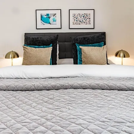 Apartment Inf45p- Modern 3 Bed Next To *