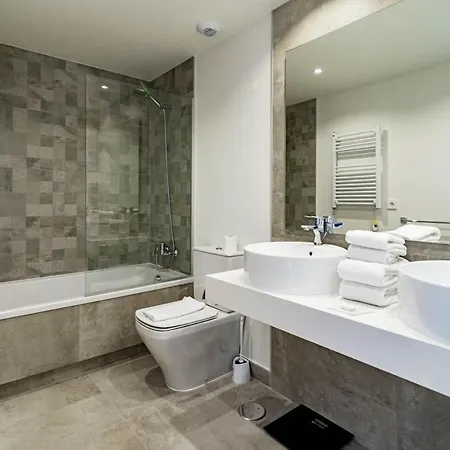 Inf4.5p- Modern 3 Bed Next To Apartment *