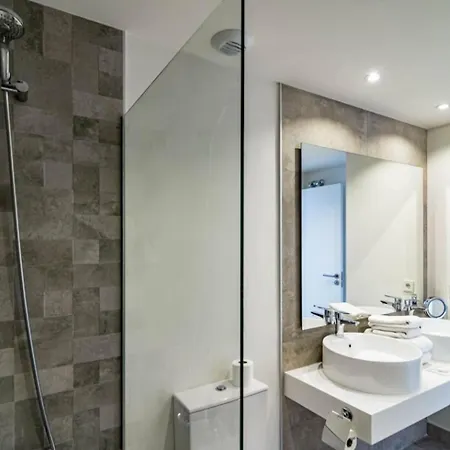 Inf45p- Modern 3 Bed Next To *