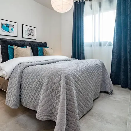 Inf45p- Modern 3 Bed Next To Apartman *