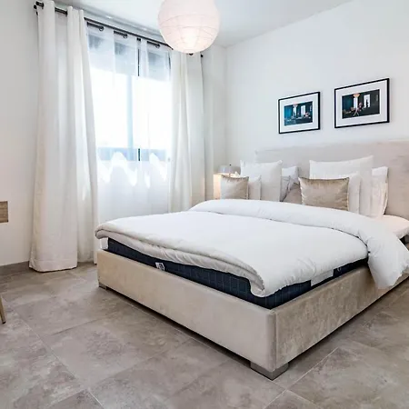 Inf45p- Modern 3 Bed Next To